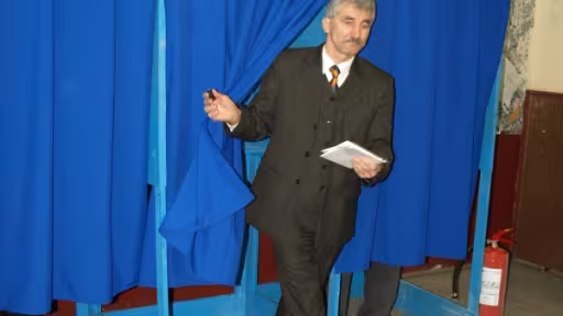 poza20oltean20cand20voteaza..jpg