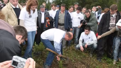 presedintele20basescu20planteaza20puieti20de20molid20in20muntii20calimani.jpg