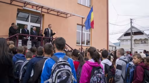 stelian-dolha-prezent-mijlocul-elevilor-din-lesu-si-poiana-ilvei1347949546.jpg