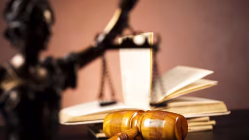217160-justitie-balanta-ciocan.jpg