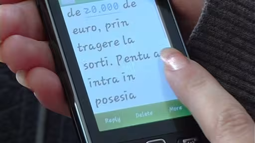 tepuit-telefon-cu-unghie.jpg