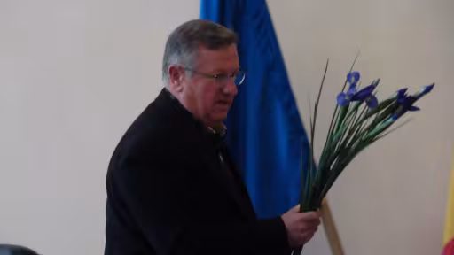 primarul-cretu-proaspat-premiat-de-rotary-oferit-flori-jurnalistelor-fotovideo6.jpg