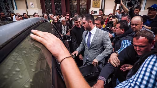 2017091901video-imbulzeala-si-oameni-loviti-la-iesirea-de-la-judecata-lui-cristian-pomohaci52575.jpg