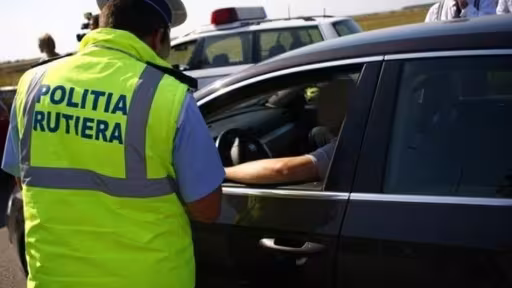 1-autoturism-tras-pe-dreapta-de-politisti-soferul-s-blocat-fata-oamenilor-legii.jpg