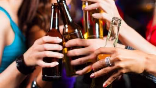 femei-noroc-alcool-bere-990x726.jpg