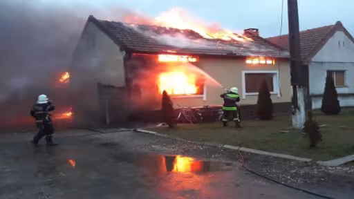 incendiu-casa-pompieri.jpg