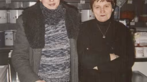 andreahhedesimpreunacumamafotografieanulaproximativ2002.jpg